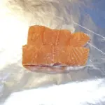 Steamed salmon in white wine. A touch of dill too. A wonderfully healthy recipe and great for lunch or dinner. 10 minutes cooking and you're done. Yum! | theyumyumclub.com