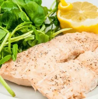Steamed salmon in white wine. A touch of dill too. A wonderfully healthy recipe and great for lunch or dinner. 10 minutes cooking and you're done. Yum! | theyumyumclub.com