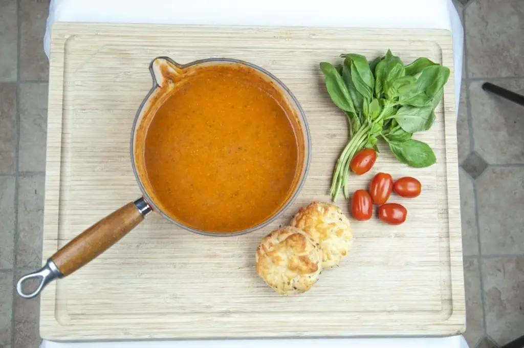 Traditional and classic tomato and basil soup. What a recipe! Tasty, creamy and at only 169 calories per serving, very healthy too!! If you miss out the scones... ???? Yum! | theyumyumclub.com