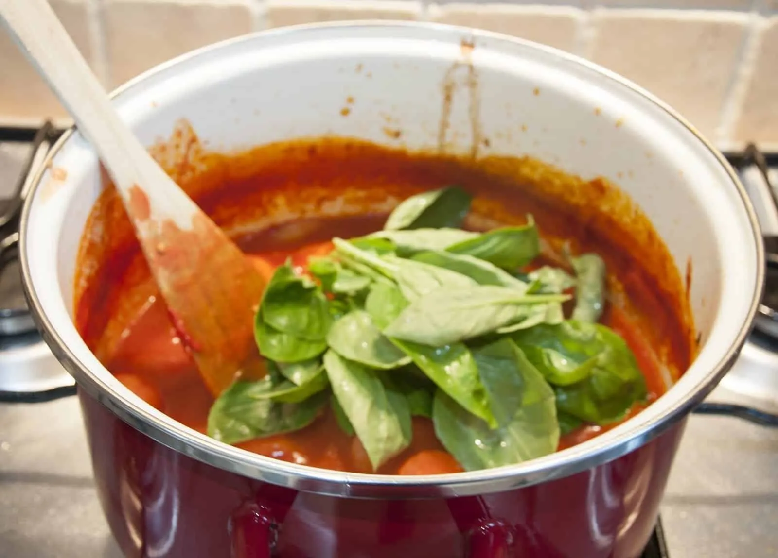 Traditional and classic tomato and basil soup. What a recipe! Tasty, creamy and at only 169 calories per serving, very healthy too!! If you miss out the scones... ???? Yum! | theyumyumclub.com