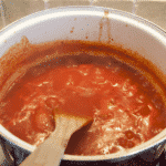 Traditional and classic tomato and basil soup. What a recipe! Tasty, creamy and at only 169 calories per serving, very healthy too!! If you miss out the scones... ???? Yum! | theyumyumclub.com