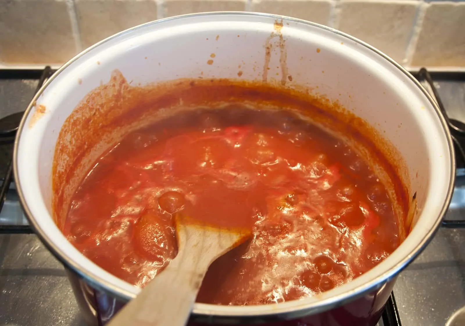 Traditional and classic tomato and basil soup. What a recipe! Tasty, creamy and at only 169 calories per serving, very healthy too!! If you miss out the scones... ???? Yum! | theyumyumclub.com