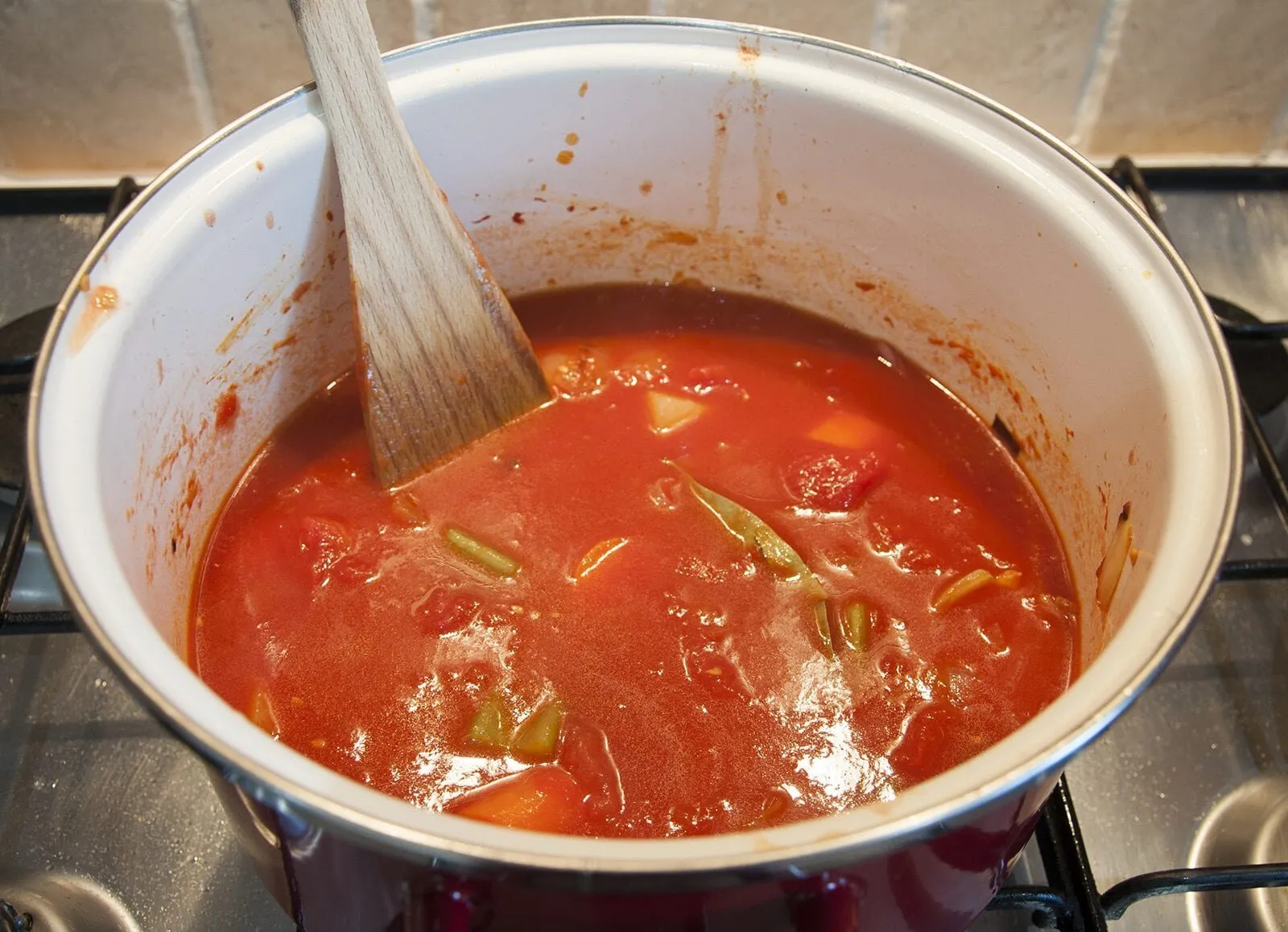 Traditional and classic tomato and basil soup. What a recipe! Tasty, creamy and at only 169 calories per serving, very healthy too!! If you miss out the scones... ???? Yum! | theyumyumclub.com