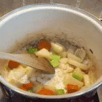 Traditional and classic tomato and basil soup. What a recipe! Tasty, creamy and at only 169 calories per serving, very healthy too!! If you miss out the scones... ???? Yum! | theyumyumclub.com