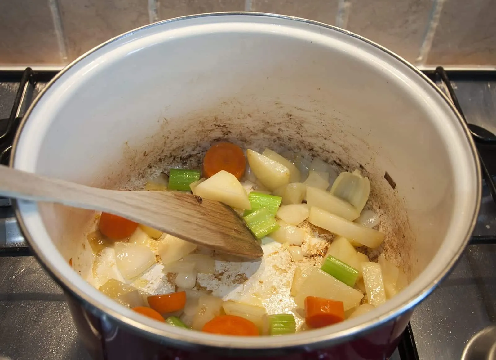 Traditional and classic tomato and basil soup. What a recipe! Tasty, creamy and at only 169 calories per serving, very healthy too!! If you miss out the scones... ???? Yum! | theyumyumclub.com
