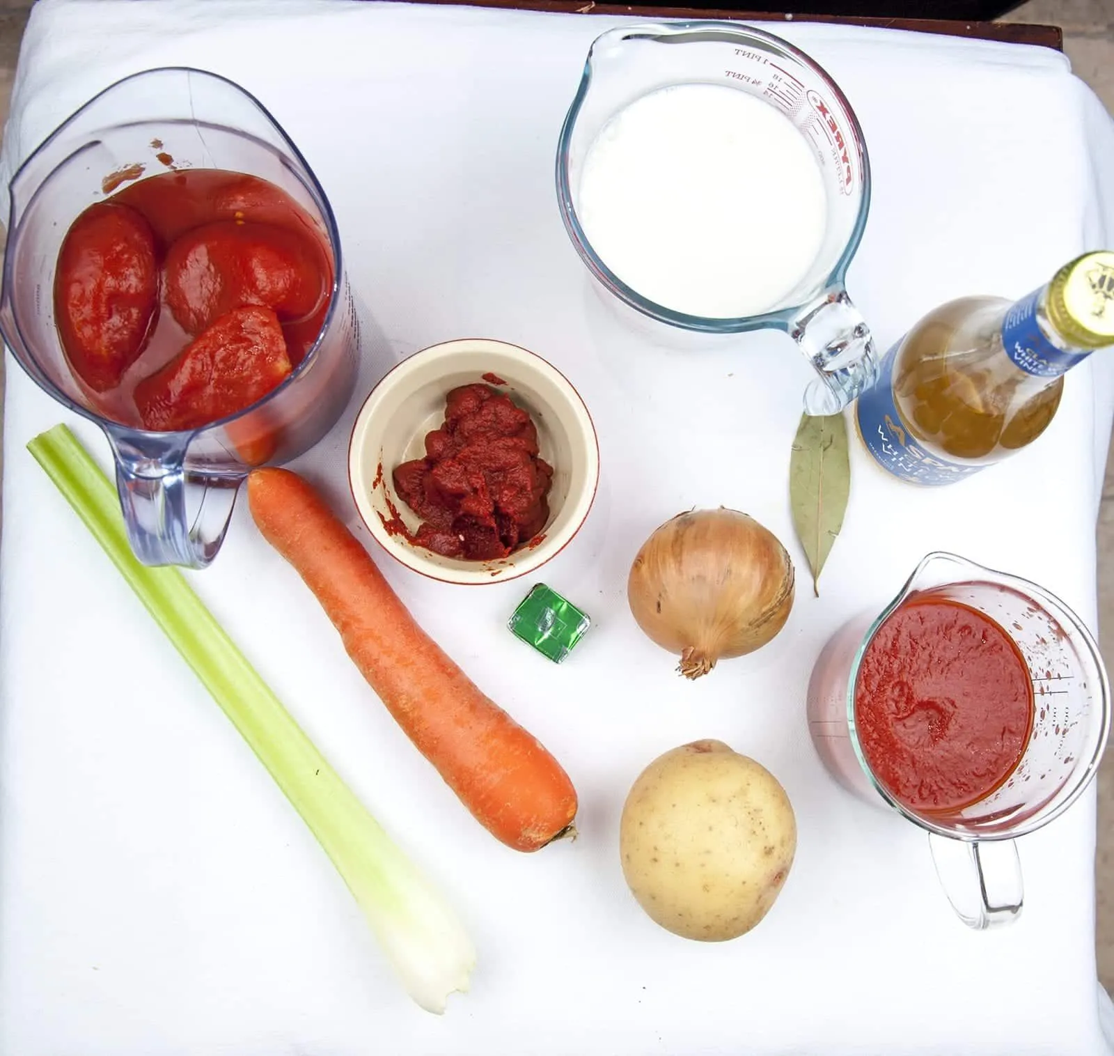 Traditional and classic tomato and basil soup. What a recipe! Tasty, creamy and at only 169 calories per serving, very healthy too!! If you miss out the scones... ???? Yum! | theyumyumclub.com