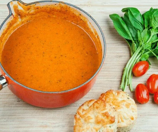 Traditional and classic tomato and basil soup. What a recipe! Tasty, creamy and at only 169 calories per serving, very healthy too!! If you miss out the scones... ???? Yum! | theyumyumclub.com