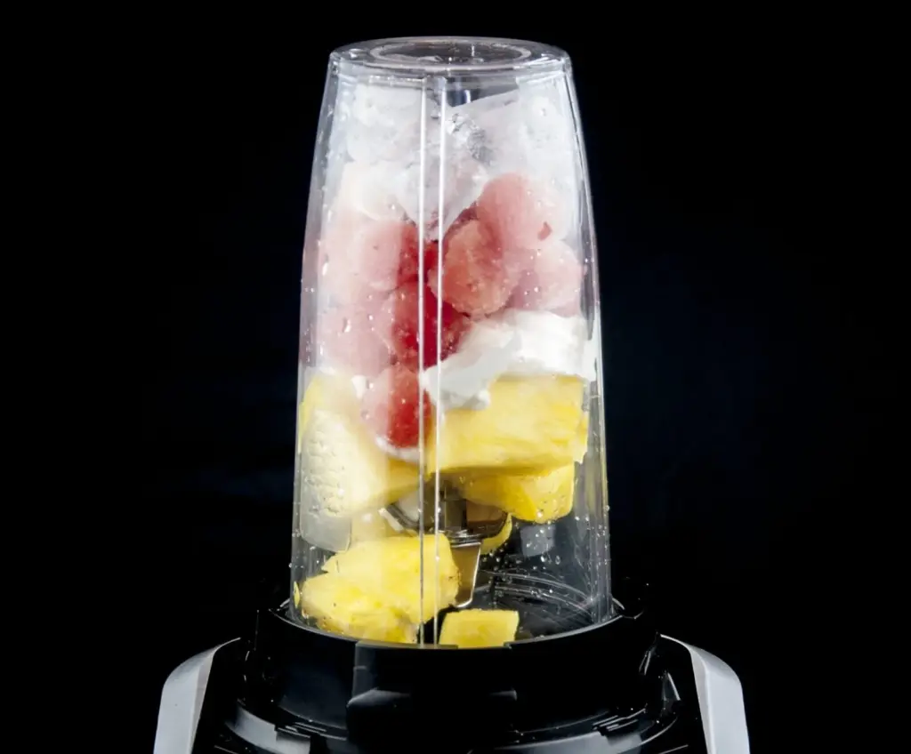 Watermelon and pineapple smoothie! So tasty and just 4 ingredients! Watermelon, pineapple, Greek yoghurt, and ice. 1% fat and less than 200 calories! Yum! | theyumyumclub.com