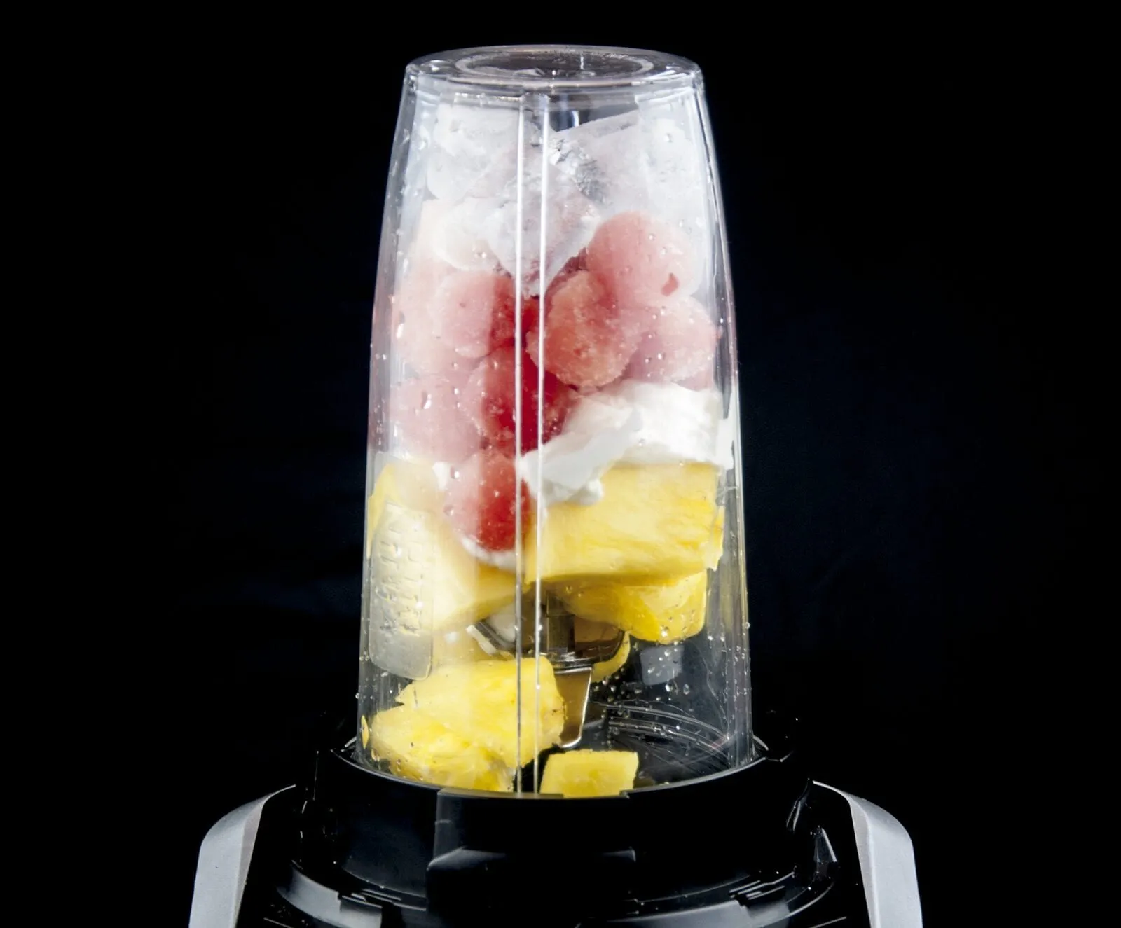 Watermelon and pineapple smoothie! So tasty and just 4 ingredients! Watermelon, pineapple, Greek yoghurt, and ice. 1% fat and less than 200 calories! Yum! | theyumyumclub.com