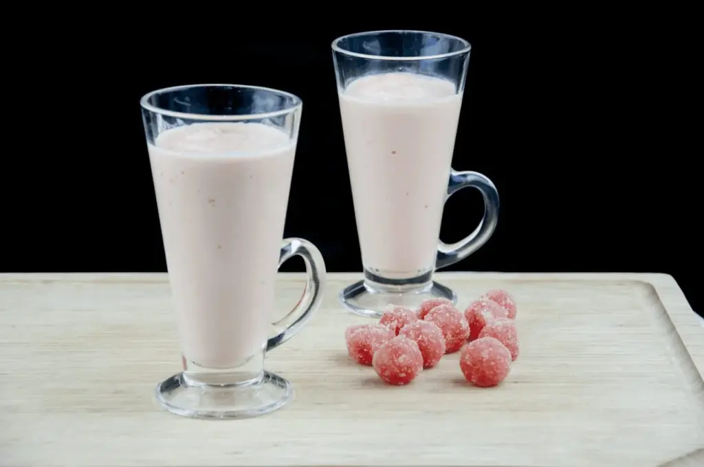 Watermelon and pineapple smoothie! So tasty and just 4 ingredients! Watermelon, pineapple, Greek yoghurt, and ice. 1% fat and less than 200 calories! Yum! | theyumyumclub.com