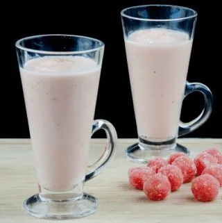 Watermelon and pineapple smoothie! So tasty and just 4 ingredients! Watermelon, pineapple, Greek yoghurt, and ice. 1% fat and less than 200 calories! Yum! | theyumyumclub.com