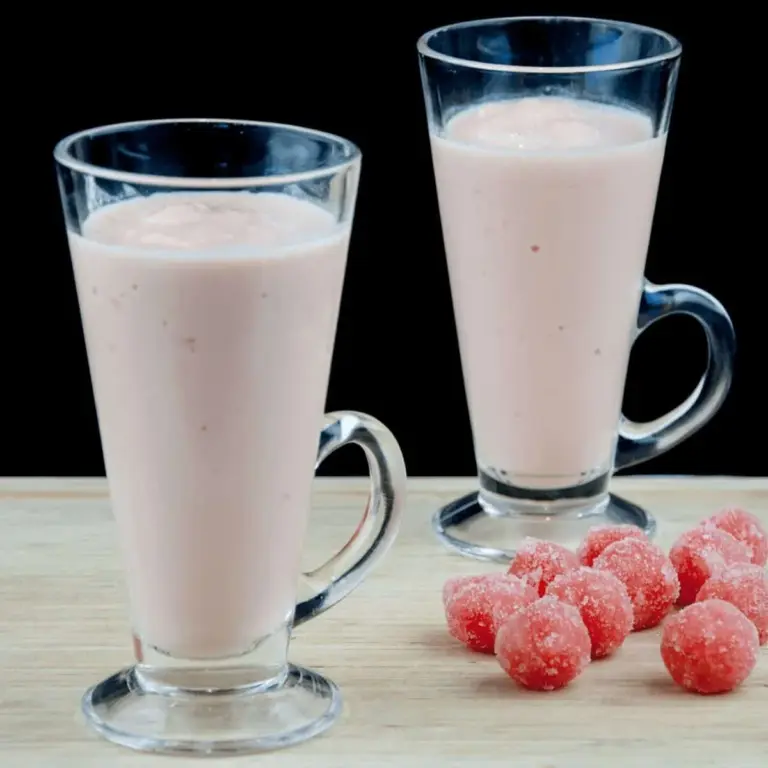 Watermelon and pineapple smoothie! So tasty and just 4 ingredients! Watermelon, pineapple, Greek yoghurt, and ice. 1% fat and less than 200 calories! Yum! | theyumyumclub.com