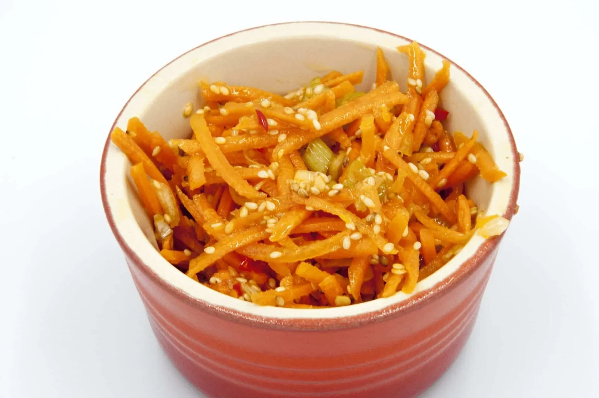 This spicy carrot, sesame and scallion salad is so simple and so healthy. 3 ingredients for the salad, 4 ingredeints for the spicy dressing, and just over 200 calories per bowl. Yum! | theyumyumclub.com