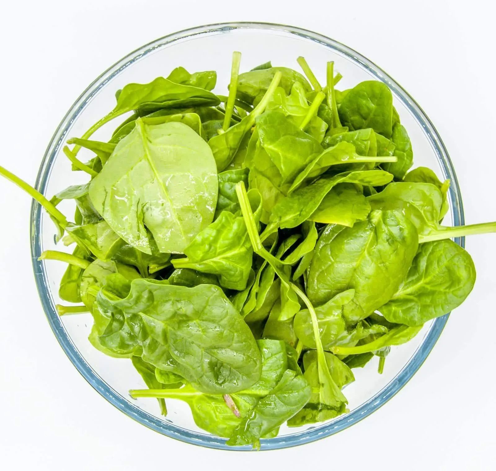 Avocado and spinach detox smoothie. But why detox? Because of the superfoods of ginger and chia seeds! All washed down with almond milk and honey. Yum! | theyumyumclub.com