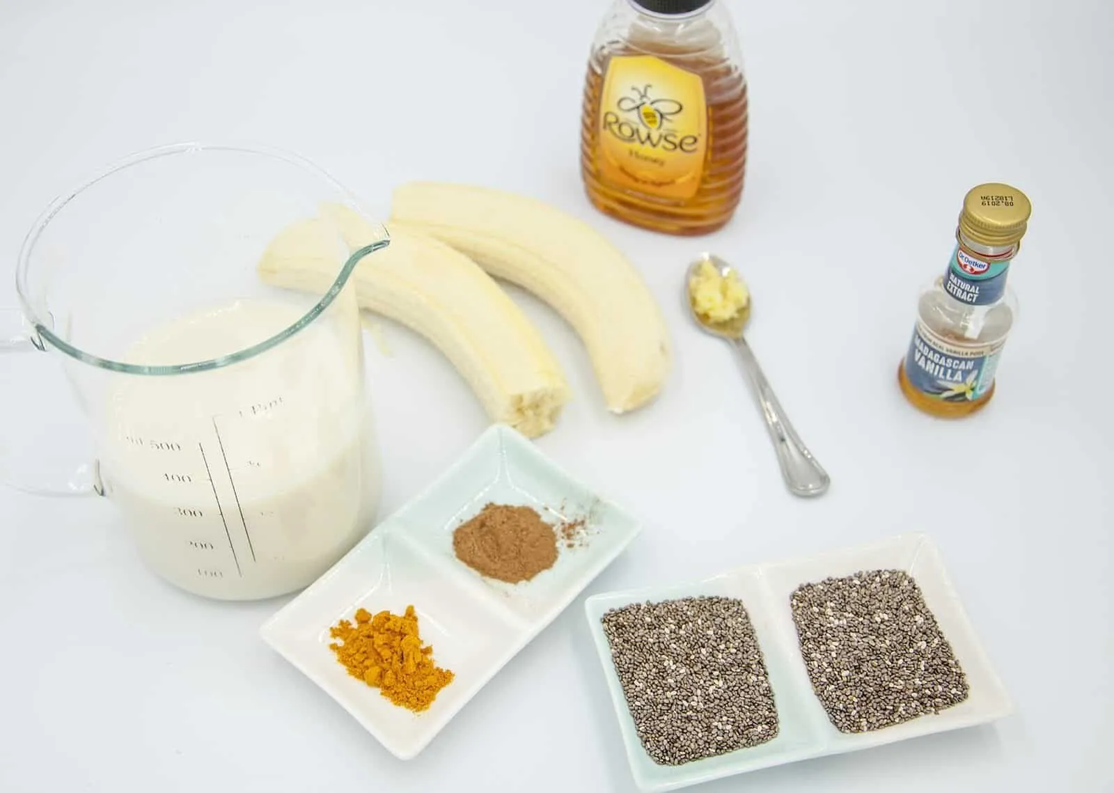 This really is the ultimate detox smoothie. A great base of banana and almond milk. Then, the magic... Fresh ginger, turmeric and chia seeds. Wow!! | theyumyumclub.com