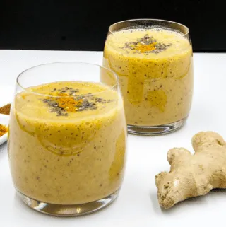 This really is the ultimate detox smoothie. A great base of banana and almond milk. Then, the magic... Fresh ginger, turmeric and chia seeds. Wow!! | theyumyumclub.com