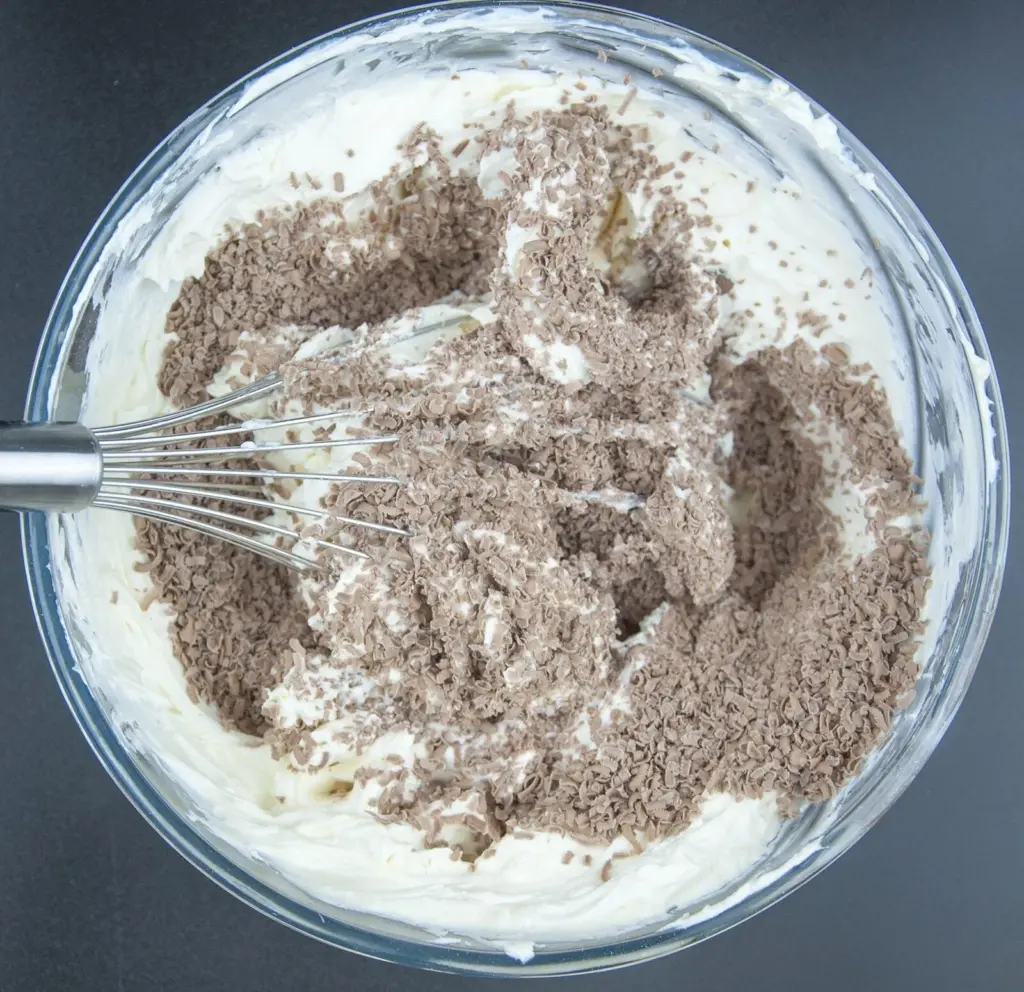 Baileys and chocolate cheesecake. I could go on but why? It's Baileys Irish Cream, cream cheese, and chocolate. I think that's enough. Yum!! ???? | theyumyumclub.com