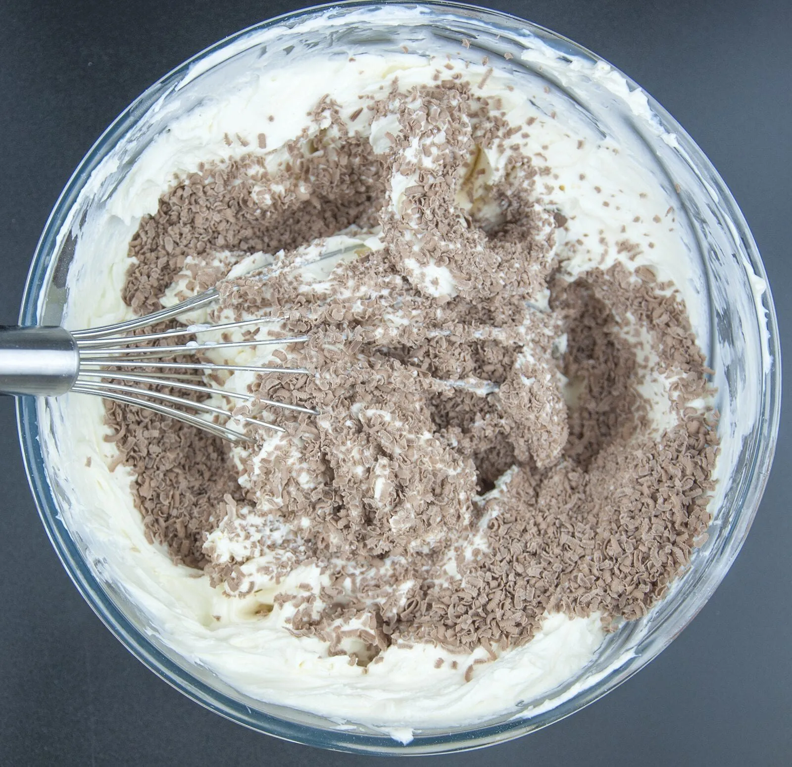 Baileys and chocolate cheesecake. I could go on but why? It's Baileys Irish Cream, cream cheese, and chocolate. I think that's enough. Yum!! ???? | theyumyumclub.com