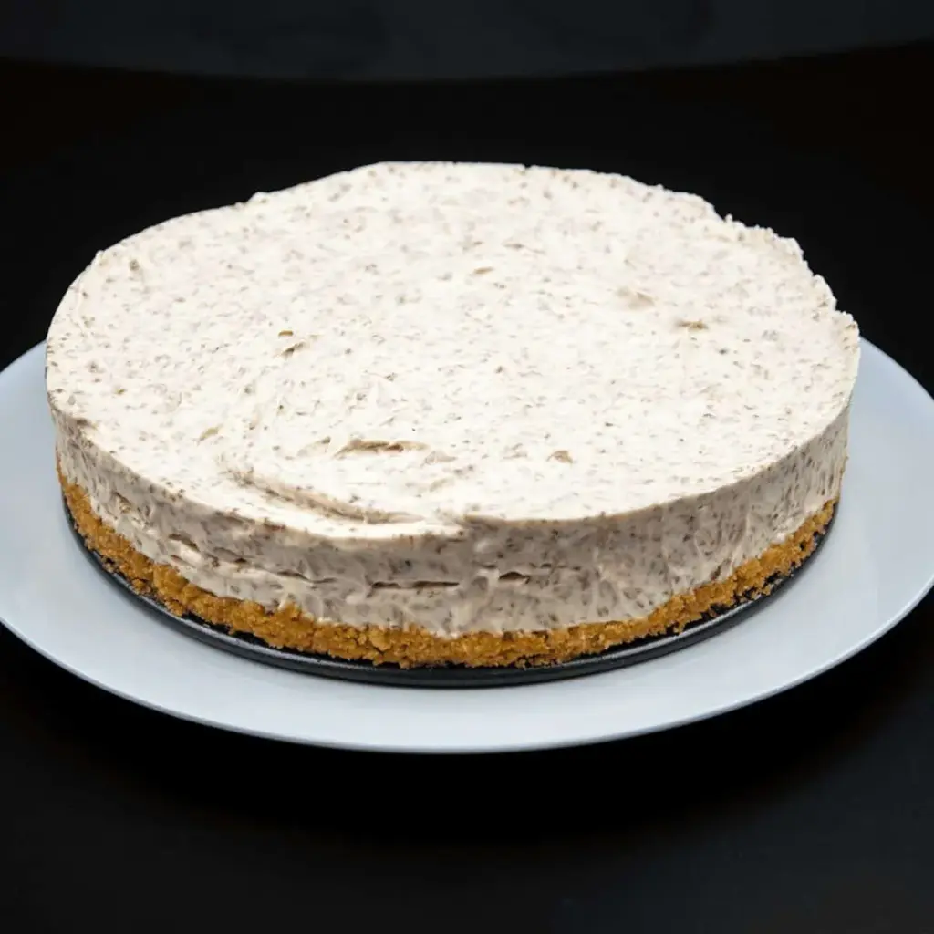 Baileys and chocolate cheesecake. I could go on but why? It's Baileys Irish Cream, cream cheese, and chocolate. I think that's enough. Yum!! ???? | theyumyumclub.com