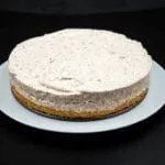 Baileys and chocolate cheesecake. I could go on but why? It's Baileys Irish Cream, cream cheese, and chocolate. I think that's enough. Yum!! ???? | theyumyumclub.com