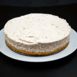 Baileys and chocolate cheesecake. I could go on but why? It's Baileys Irish Cream, cream cheese, and chocolate. I think that's enough. Yum!! ???? | theyumyumclub.com
