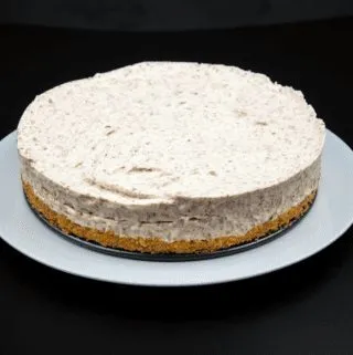Baileys and chocolate cheesecake. I could go on but why? It's Baileys Irish Cream, cream cheese, and chocolate. I think that's enough. Yum!! ???? | theyumyumclub.com