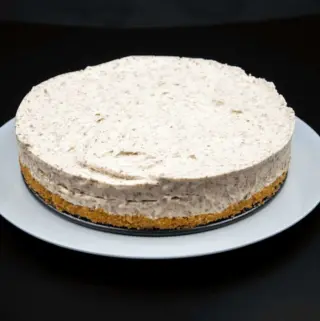 Baileys and chocolate cheesecake. I could go on but why? It's Baileys Irish Cream, cream cheese, and chocolate. I think that's enough. Yum!! ???? | theyumyumclub.com