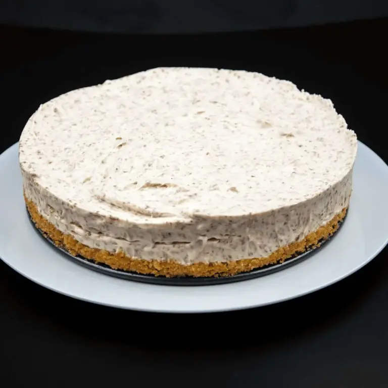 Baileys and chocolate cheesecake. I could go on but why? It's Baileys Irish Cream, cream cheese, and chocolate. I think that's enough. Yum!! ???? | theyumyumclub.com
