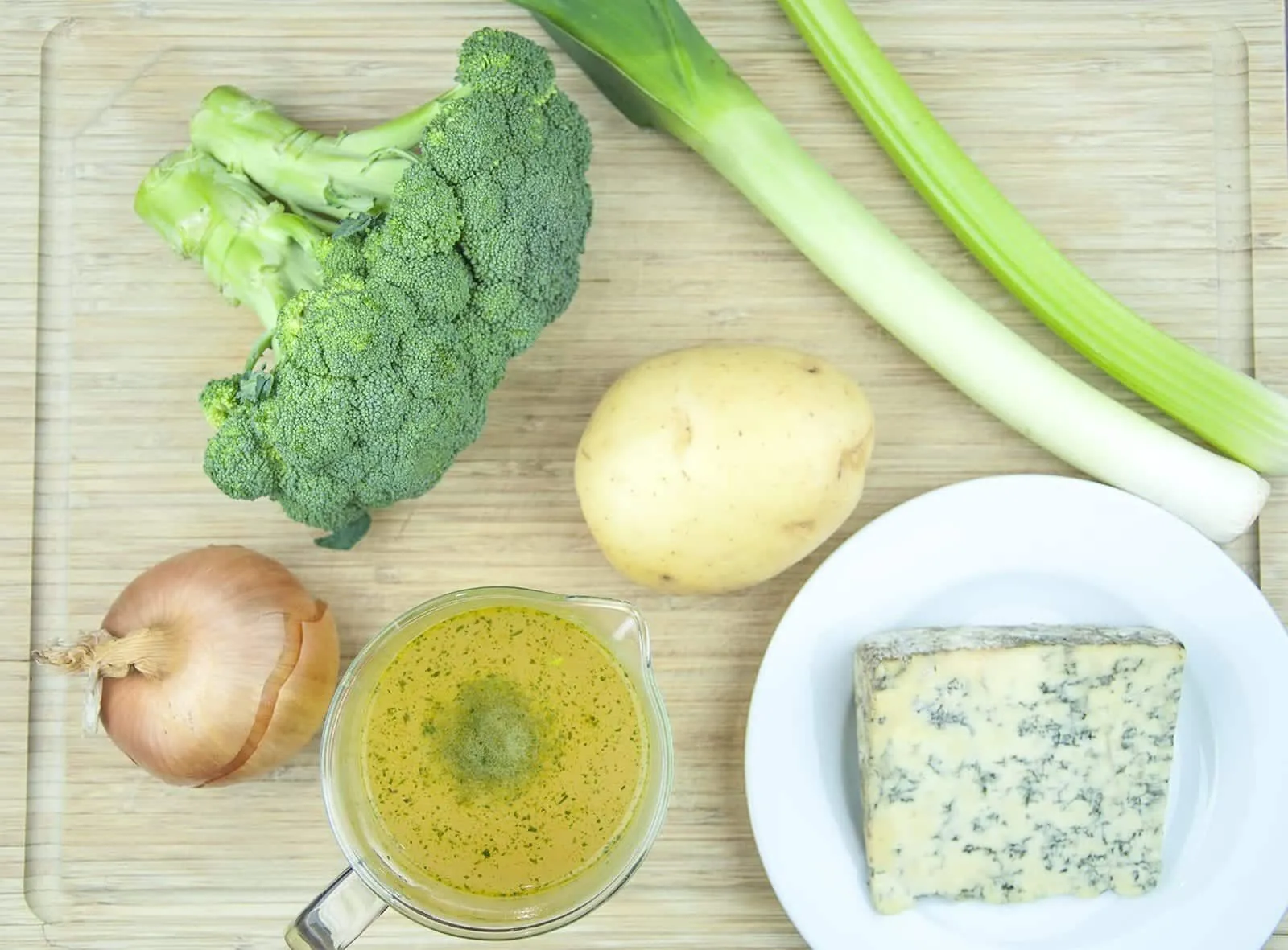 Classic broccoli and stilton soup. This is such a yummy soup recipe and so tasty. Healthy as well with all those veggies and a hint of creamy stilton. Yum! | theyumyumclub.com