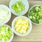 Classic broccoli and stilton soup. This is such a yummy soup recipe and so tasty. Healthy as well with all those veggies and a hint of creamy stilton. Yum! | theyumyumclub.com