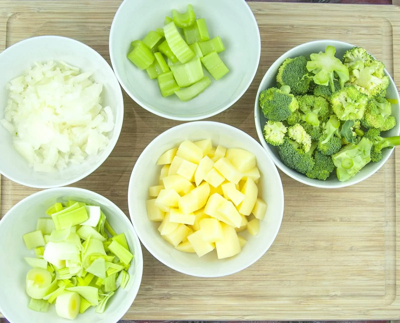 Classic broccoli and stilton soup. This is such a yummy soup recipe and so tasty. Healthy as well with all those veggies and a hint of creamy stilton. Yum! | theyumyumclub.com