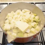 Classic broccoli and stilton soup. This is such a yummy soup recipe and so tasty. Healthy as well with all those veggies and a hint of creamy stilton. Yum! | theyumyumclub.com