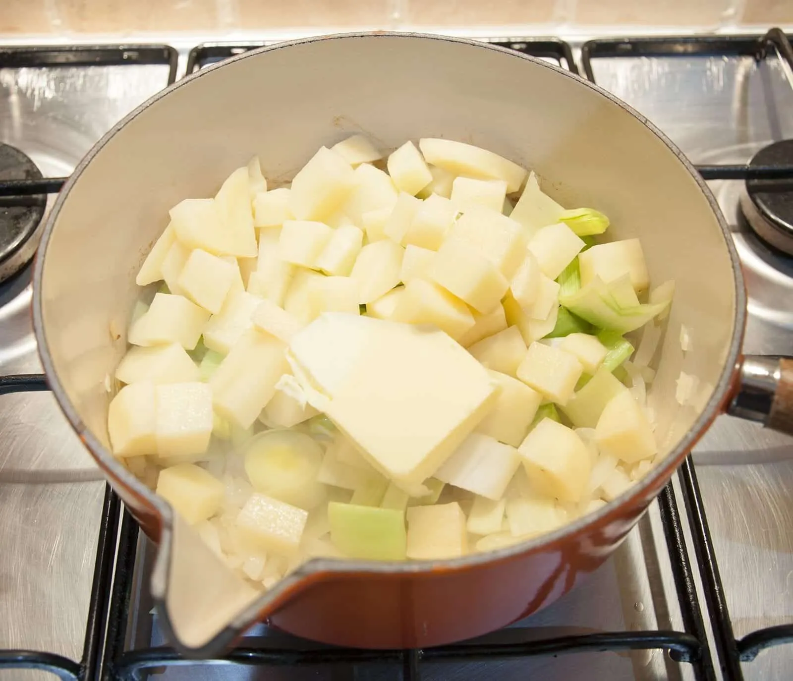 Classic broccoli and stilton soup. This is such a yummy soup recipe and so tasty. Healthy as well with all those veggies and a hint of creamy stilton. Yum! | theyumyumclub.com