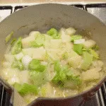Classic broccoli and stilton soup. This is such a yummy soup recipe and so tasty. Healthy as well with all those veggies and a hint of creamy stilton. Yum! | theyumyumclub.com