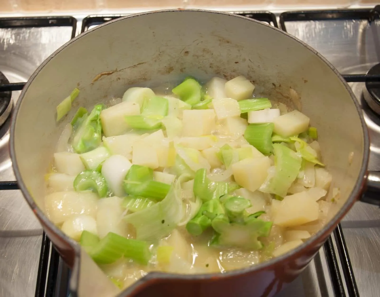 Classic broccoli and stilton soup. This is such a yummy soup recipe and so tasty. Healthy as well with all those veggies and a hint of creamy stilton. Yum! | theyumyumclub.com
