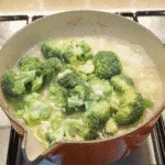 Classic broccoli and stilton soup. This is such a yummy soup recipe and so tasty. Healthy as well with all those veggies and a hint of creamy stilton. Yum! | theyumyumclub.com
