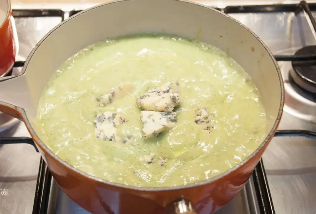 Classic broccoli and stilton soup. This is such a yummy soup recipe and so tasty. Healthy as well with all those veggies and a hint of creamy stilton. Yum! | theyumyumclub.com