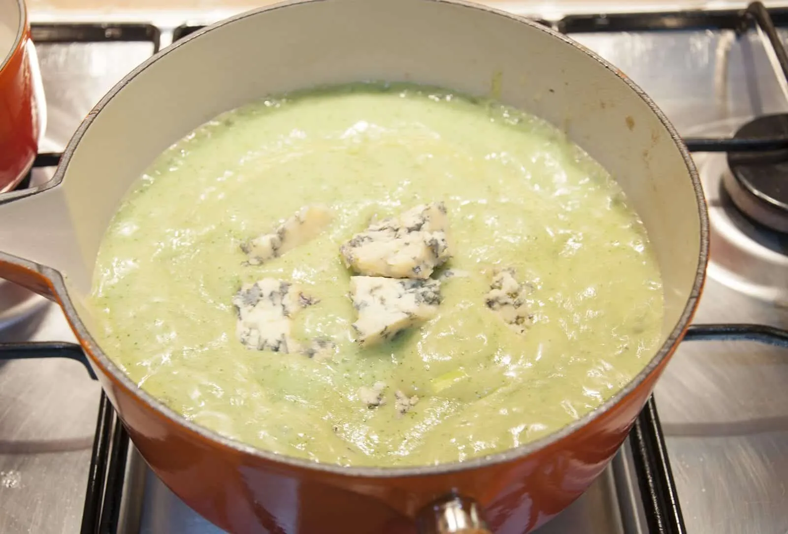 Classic broccoli and stilton soup. This is such a yummy soup recipe and so tasty. Healthy as well with all those veggies and a hint of creamy stilton. Yum! | theyumyumclub.com