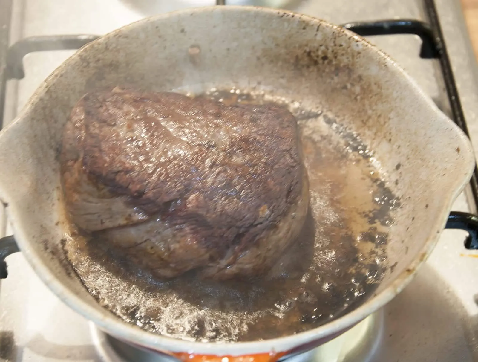 This individual beef wellington recipe is a yummy treat for one or more. Beef tenderloin, rich duxelle, and flakey puff pastry. Decadence at is best ???? | theyumyumclub.com