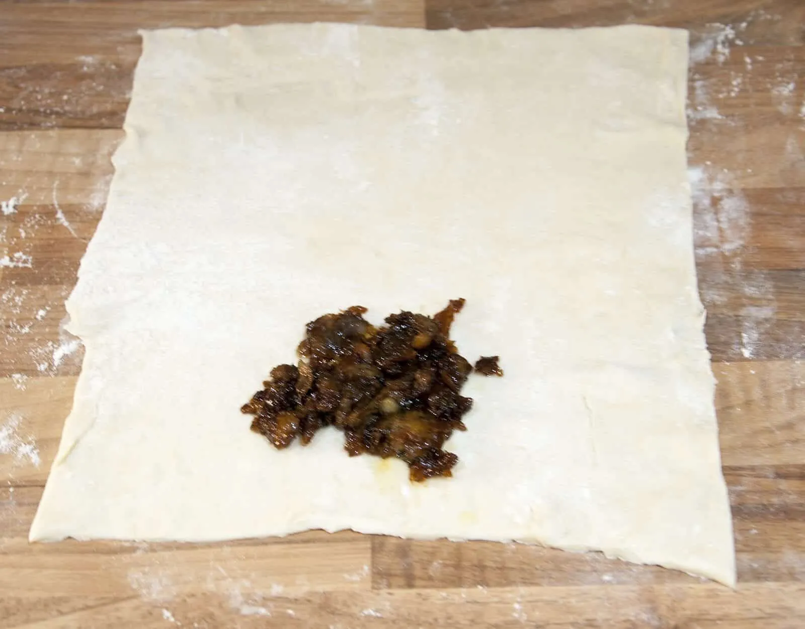 This individual beef wellington recipe is a yummy treat for one or more. Beef tenderloin, rich duxelle, and flakey puff pastry. Decadence at is best ???? | theyumyumclub.com