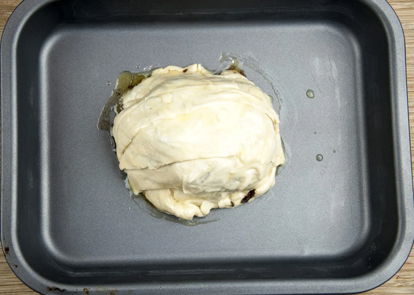 This individual beef wellington recipe is a yummy treat for one or more. Beef tenderloin, rich duxelle, and flakey puff pastry. Decadence at is best ???? | theyumyumclub.com
