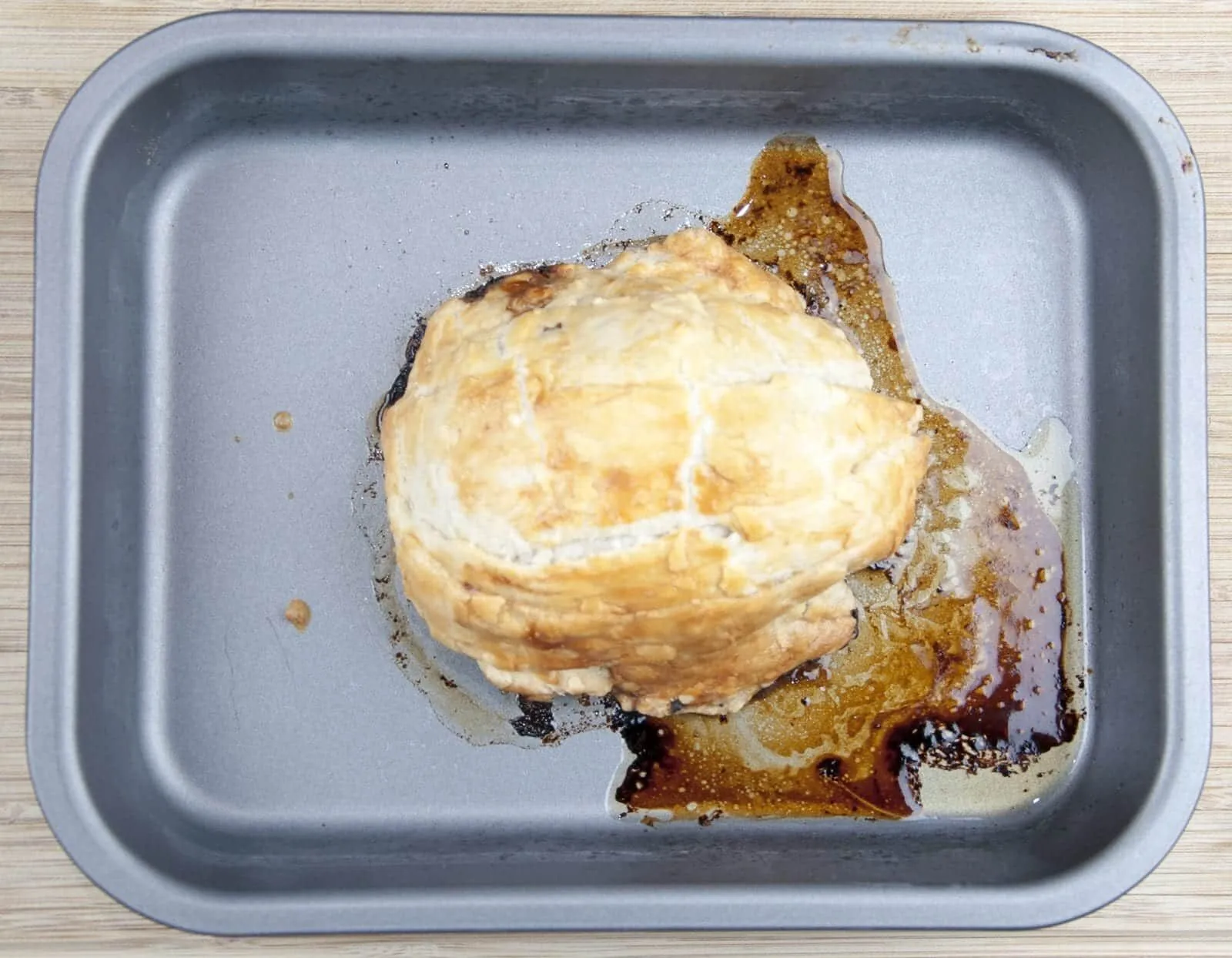 This individual beef wellington recipe is a yummy treat for one or more. Beef tenderloin, rich duxelle, and flakey puff pastry. Decadence at is best ???? | theyumyumclub.com