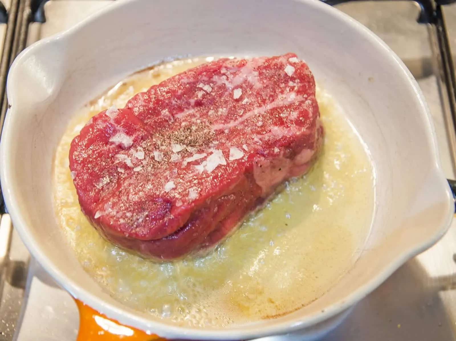 This individual beef wellington recipe is a yummy treat for one or more. Beef tenderloin, rich duxelle, and flakey puff pastry. Decadence at is best ???? | theyumyumclub.com