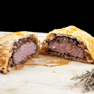 This individual beef wellington recipe is a yummy treat for one or more. Beef tenderloin, rich duxelle, and flakey puff pastry. Decadence at is best ???? | theyumyumclub.com