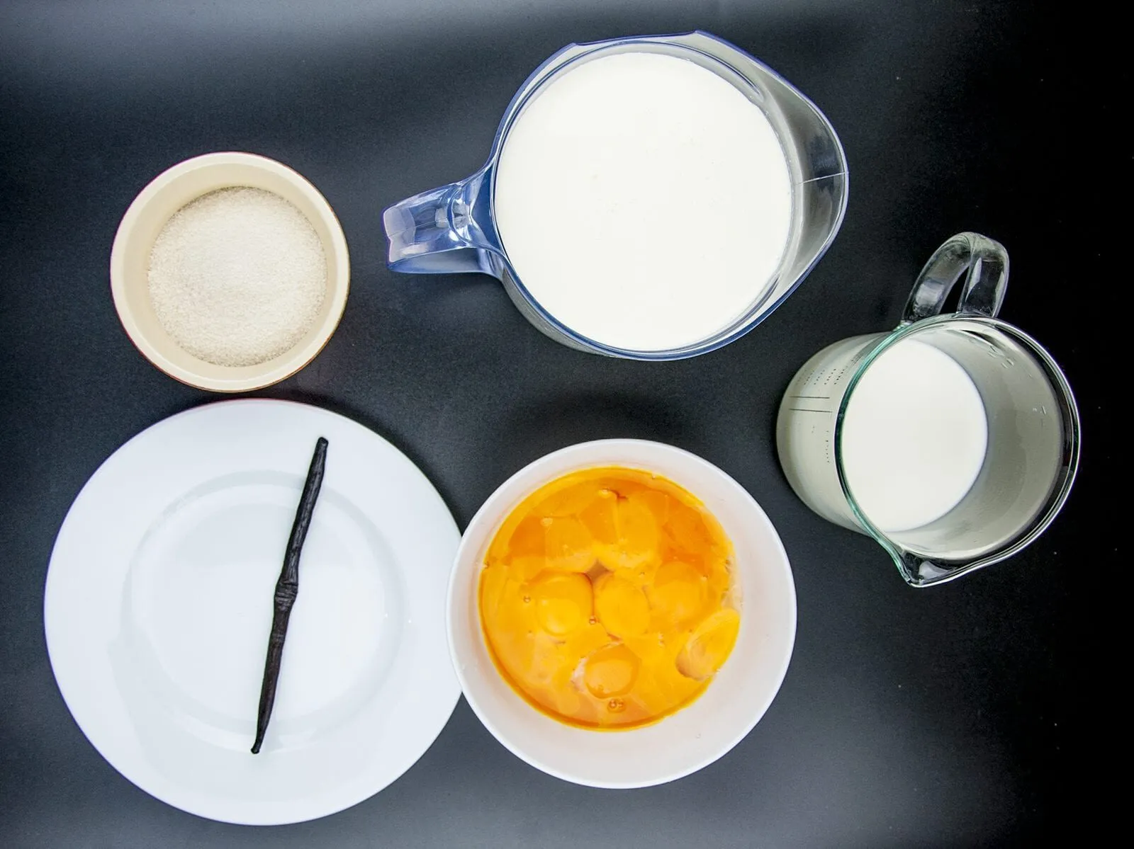 Creme brulee is a classic French dessert of rich creamy custard with a crunchy caramelized sugar topping. This recipe really is pure decadence. Yum! ???? | theyumyumclub.com