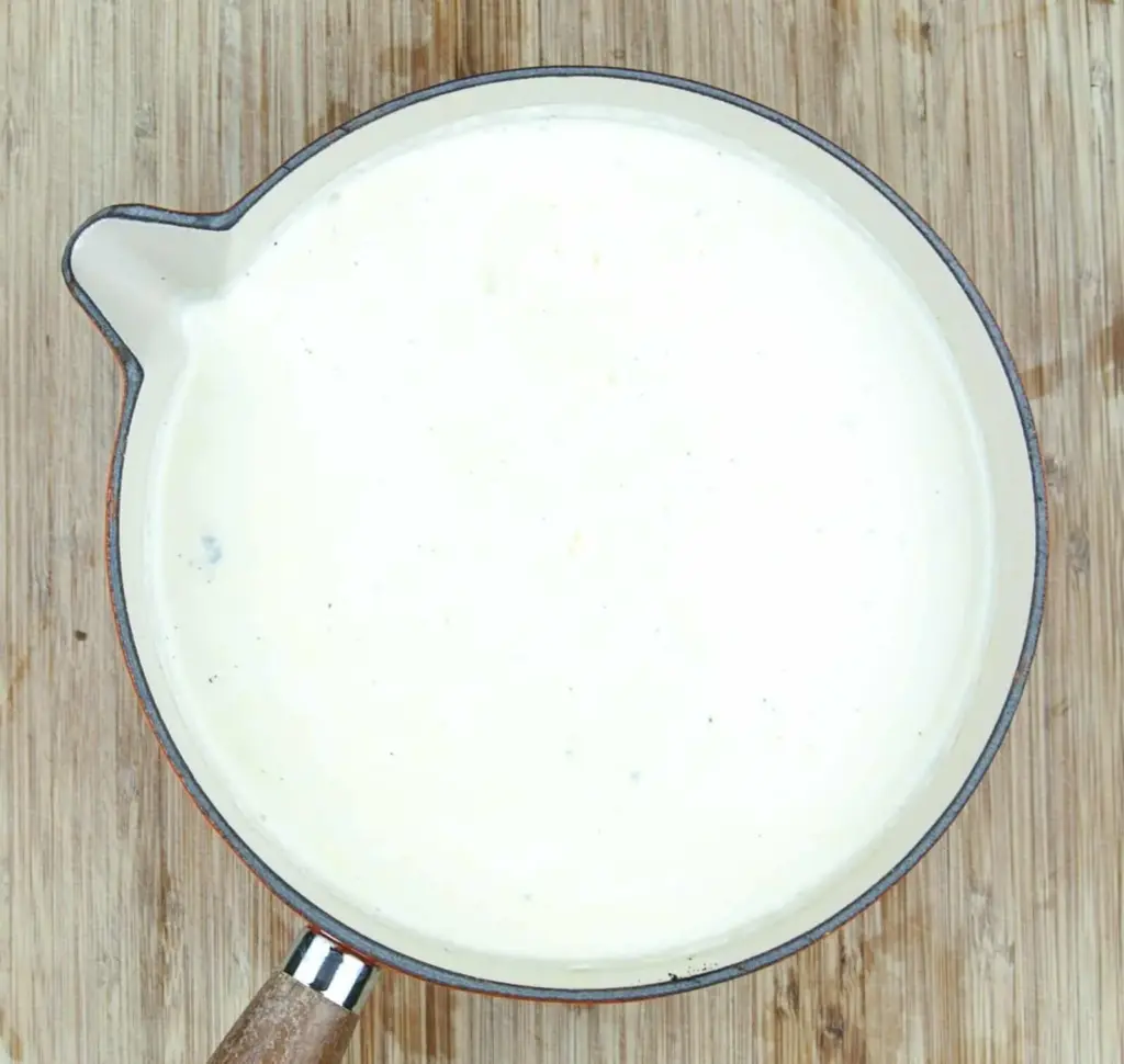 Creme brulee is a classic French dessert of rich creamy custard with a crunchy caramelized sugar topping. This recipe really is pure decadence. Yum! ???? | theyumyumclub.com