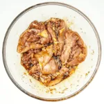 This Chinese chicken thigh recipe is so simple and wonderfully tasty. A marinade of honey, soy sauce, ginger, garlic and sesame. Sounds fantastic right? Yum! | theyumyumclub.com