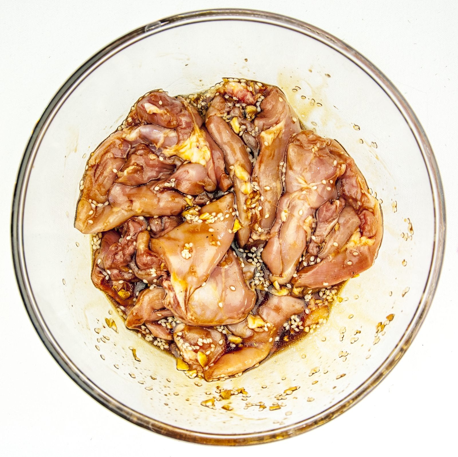 This Chinese chicken thigh recipe is so simple and wonderfully tasty. A marinade of honey, soy sauce, ginger, garlic and sesame. Sounds fantastic right? Yum! | theyumyumclub.com