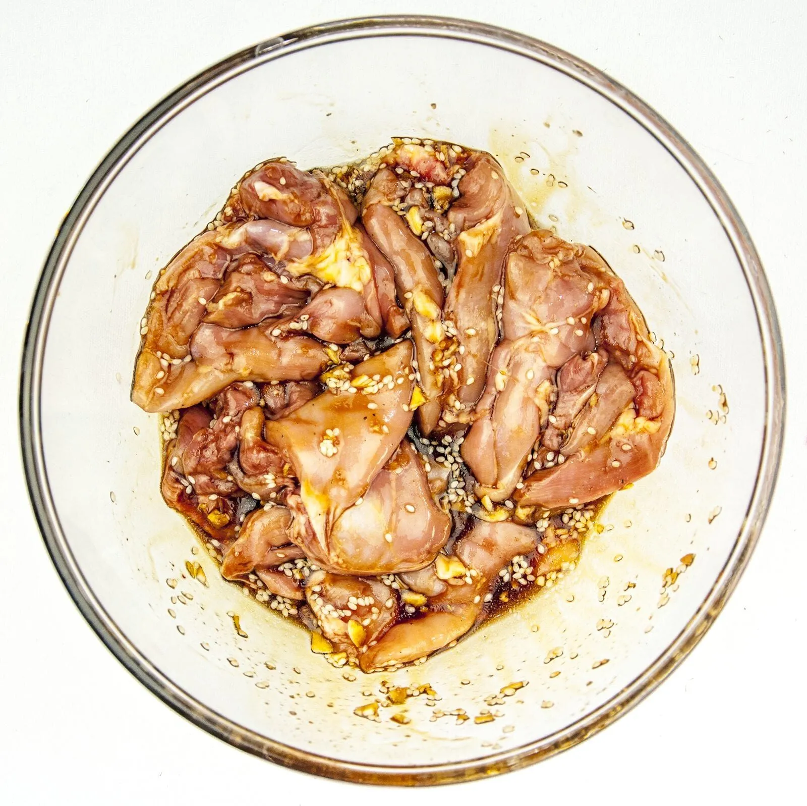 This Chinese chicken thigh recipe is so simple and wonderfully tasty. A marinade of honey, soy sauce, ginger, garlic and sesame. Sounds fantastic right? Yum! | theyumyumclub.com