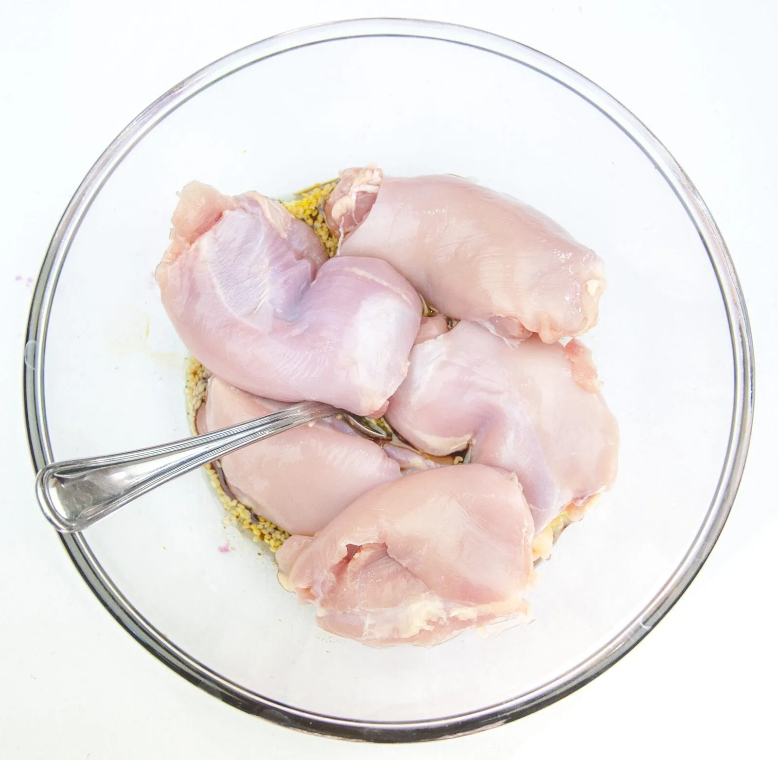 This Chinese chicken thigh recipe is so simple and wonderfully tasty. A marinade of honey, soy sauce, ginger, garlic and sesame. Sounds fantastic right? Yum! | theyumyumclub.com